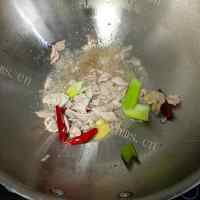 家常菜肉炒菜花做法图解3)