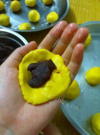 自制南瓜豆沙饼做法图解9)