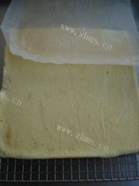 自制草莓奶油蛋糕卷做法图解13)