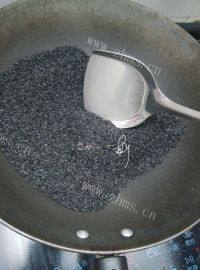 自制黑芝麻花生牛轧糖做法图解1)