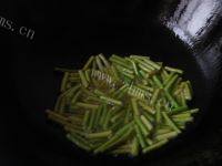 美味的蒜苔炒火腿做法图解3)
