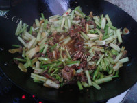 质嫩爽口的芹菜炒牛肉做法图解8)