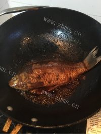 色泽鲜亮的红烧鱼做法图解5)