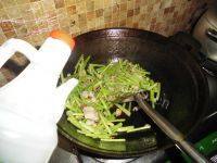 家常菜芹菜炒肉做法图解9)