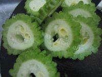 秀色的苦瓜排骨汤做法图解3)