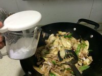 美味的茭白炒肉做法图解7)