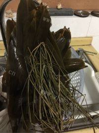 美味的香菇卤肉板栗粽做法图解8)