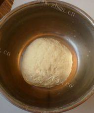口感极佳的紫薯双色花卷做法图解2)