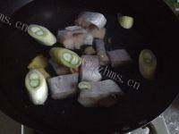 简单易做的鳕鱼炖豆腐做法图解4)
