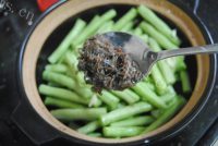 鲜美可口的沙蟹汁焖豆角做法图解3)