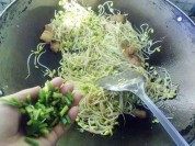 豆芽回锅肉做法图解7)