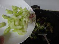 自制西兰花炒肉片做法图解4)