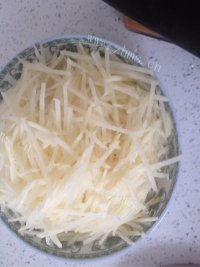 美味营养的炒土豆丝做法图解2)