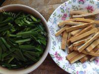 家常菜韭菜炒豆干做法图解2)