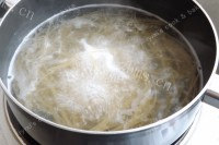 鲜美的培根西兰花炒意面做法图解2)