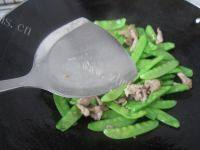 家常菜瘦肉炒荷兰豆做法图解7)