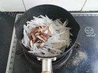 营养香菇萝卜丝汤做法图解5)