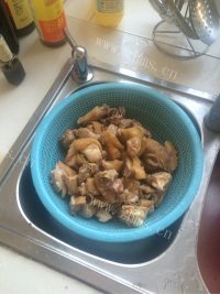 香糯爽滑的红烧公鸡做法图解1)