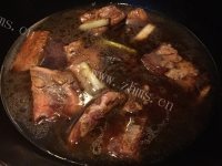 诱人的排骨炖豆角做法图解5)
