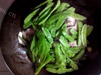 香气浓郁的荷兰豆炒肉做法图解6)