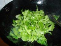 豆干炒芹菜自制做法图解10)