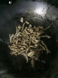 可口的肉丝蒜苔做法图解3)