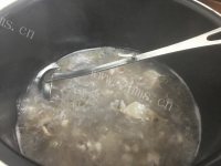 自制薏米云苓芡实煲猪筒骨做法图解5)
