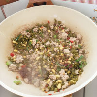 鲜美的酸豆角炒肉末粉丝做法图解6)