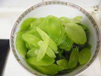 满口清香的莴笋炒腊肉做法图解4)