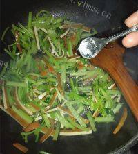 家常菜芹菜炒香干做法图解8)