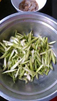 家常菜芦笋炒虾做法图解2)
