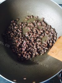 美味的番茄牛肉酱意面做法图解4)