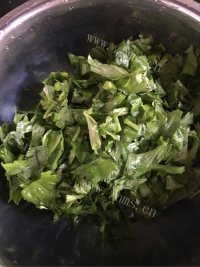 粉蒸芹菜叶做法图解1)