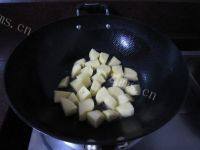 自制土豆烧鸡翅做法图解5)