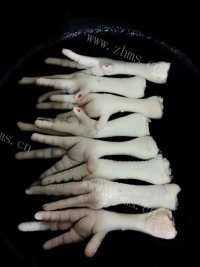 美味的酱香鸡爪做法图解2)