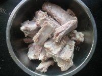 色味俱佳的玉米炖排骨做法图解2)