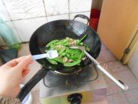易做的荷兰豆炒肉做法图解5)