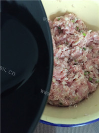 美味的红烧狮子头做法图解4)