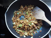 热腾腾的酱油炒饭做法图解9)