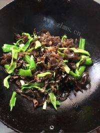 家常菜黑木耳炒肉丝做法图解3)
