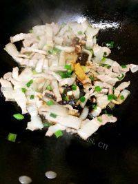 家常菜蘑菇炒肉做法图解4)