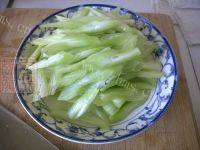 腊肠炒芹菜做法图解1)