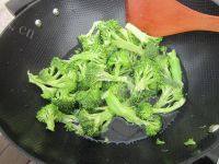 家常菜西兰花炒肉做法图解4)