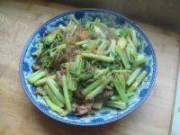 家常菜芹菜炒粉