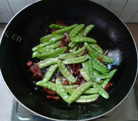 家常菜腊肉炒荷兰豆