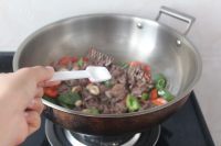 美味的黑椒牛肉做法图解8)
