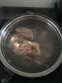 美味的榴莲壳炖鸡做法图解3)