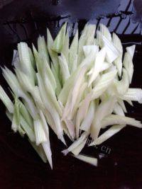 口感丰厚的西芹炒肉片做法图解3)