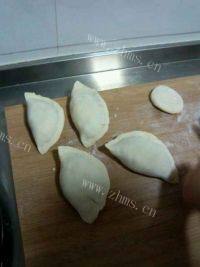 美味早餐韭菜盒子做法图解7)