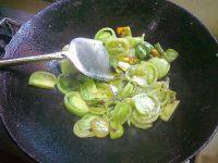 家常菜番茄炒花菜做法图解6)